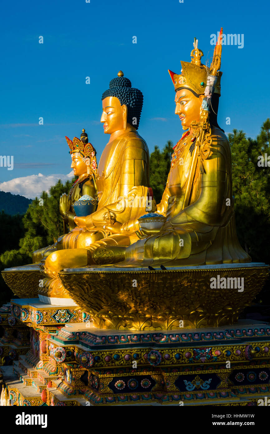 Les grandes statues en or de Padmasambhava, le Bouddha Shakyamuni et le Bouddha Maitréya à l'arrière du Temple de Swayambhunath Banque D'Images