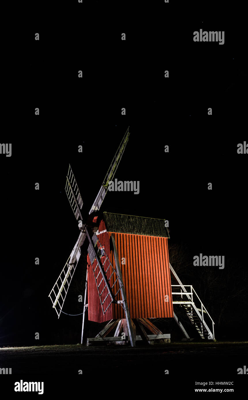 Ancien moulin à vent traditionnel lumineux au Swedish island Oland, un symbole pour l'île du soleil et du vent dans la région de la mer Baltique Banque D'Images