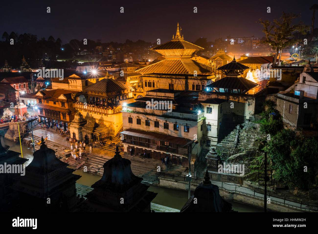 Temple de Pashupatinath avec gaths dans les banques de la rivière Bagmati, illuminé la nuit, Katmandou, Népal, du district de Katmandou Banque D'Images