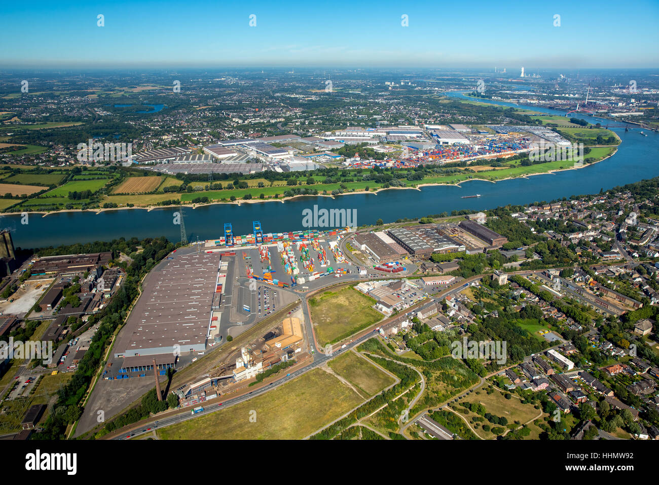 Chargement de conteneurs à bord du Rhin, terminal à conteneurs, Logport II, Duisburg, Ruhr, Rhénanie du Nord-Westphalie, Allemagne Banque D'Images