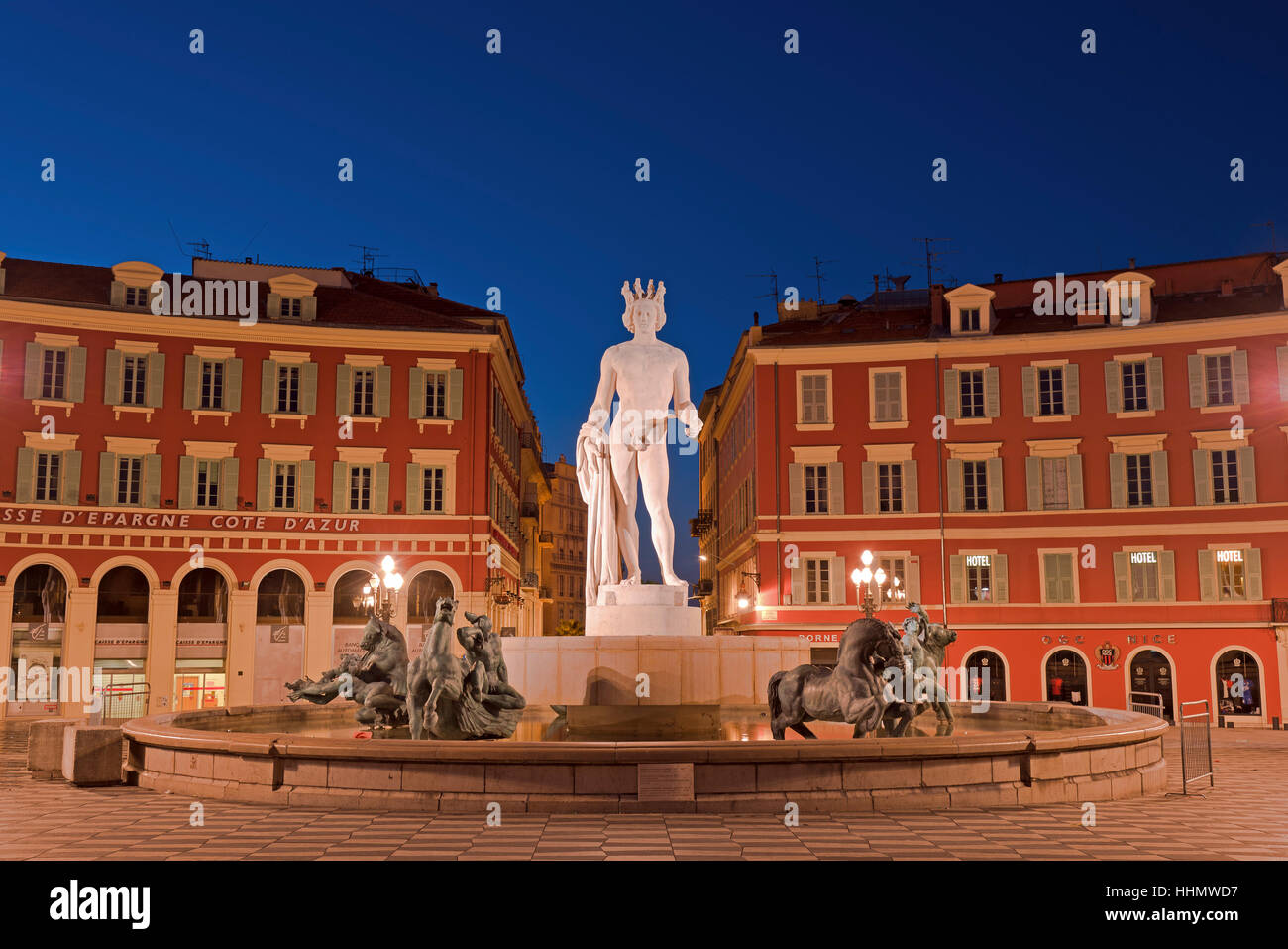 Fontaine du Soleil, Apollo statue, heure bleue, Nice, Provence-Alpes-Côte d'Azur, France Banque D'Images