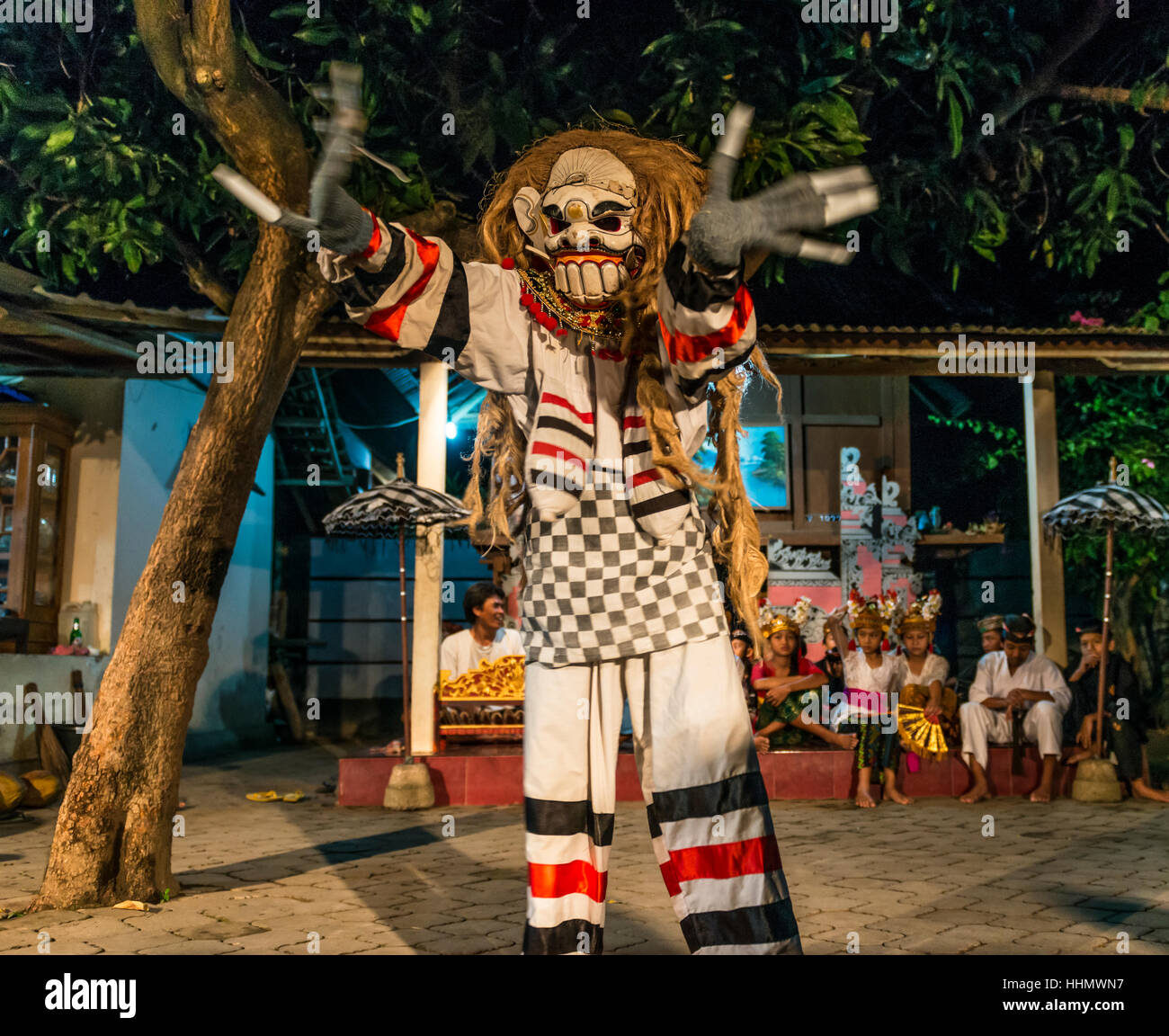 Habillé monster danse, danse traditionnelle et de l'habillement, à Buleleng Kecamatan, Bali, Indonésie Banque D'Images