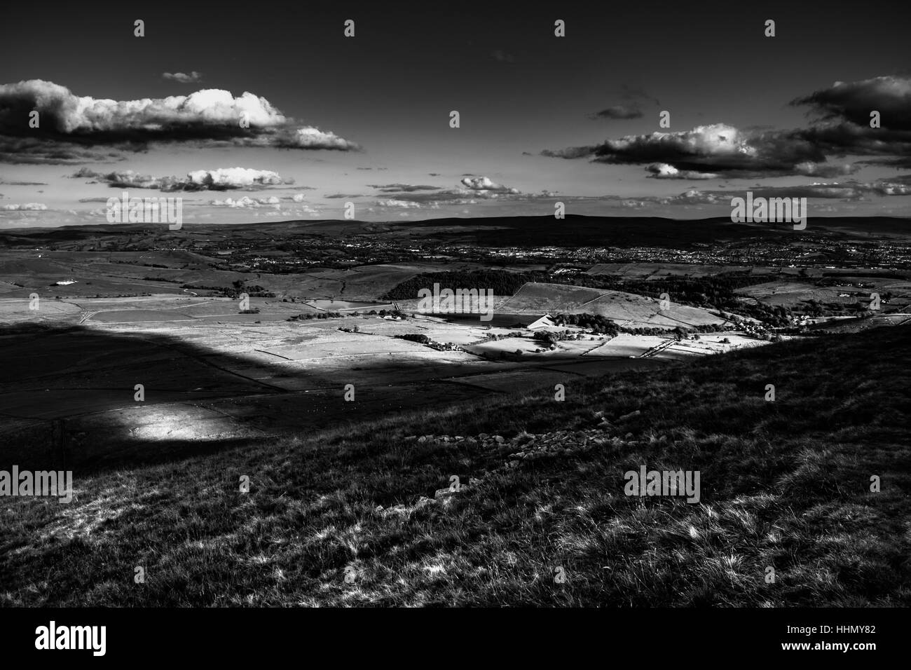 Une vue à l'est de Pendle Hill. Les nuages jettent des ombres sur les collines. Noir et blanc. Forêt de Bowland. Lancashire. Angleterre, Royaume-Uni Banque D'Images