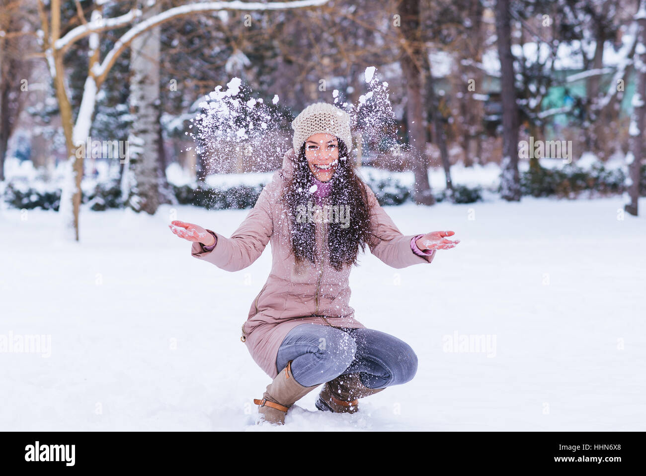 Jeune femme bénéficiant à l'hiver et la neige outdoor smiling Banque D'Images