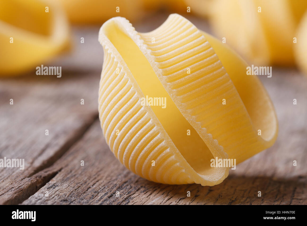 Les pâtes italiennes lumaconi non cuits sur la table horizontale macro Banque D'Images