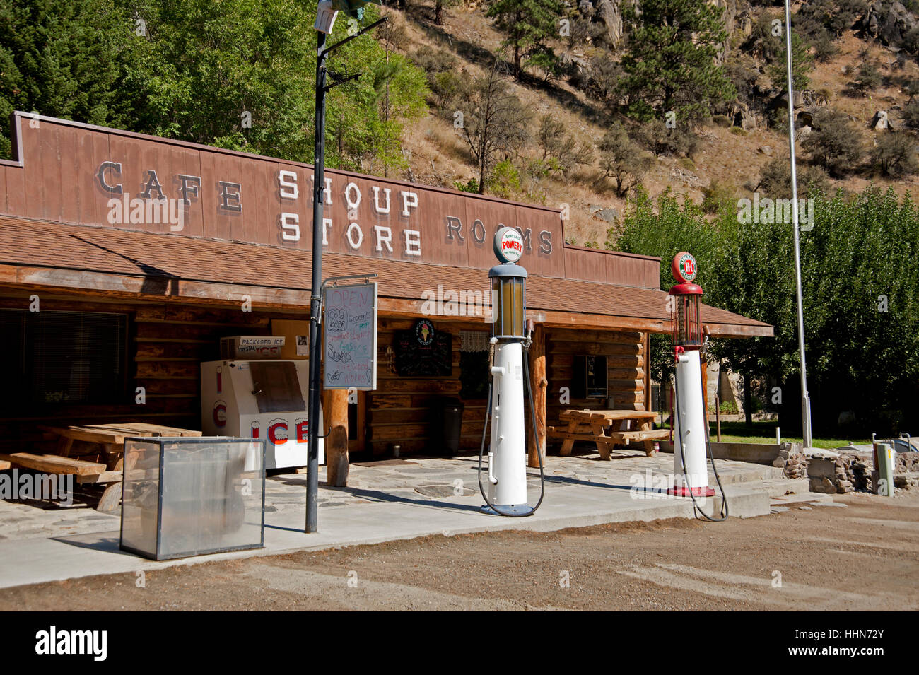 Shoup Idaho General Store sur chemin de terre entre l'embranchement nord de l'Idaho et de Panther Creek Road. vieilles pompes de distribution du carburant, collines en arrière Banque D'Images