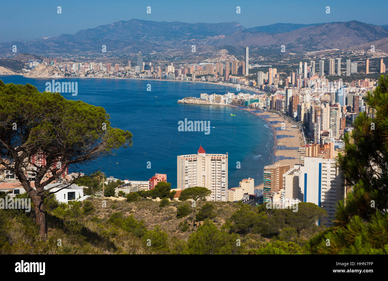 Benidorm, Costa Blanca, Alicante, Province de l'Espagne. Vue générale montrant l'avant-plan de la plage de Levante et la plage de Poniente en arrière-plan. Banque D'Images
