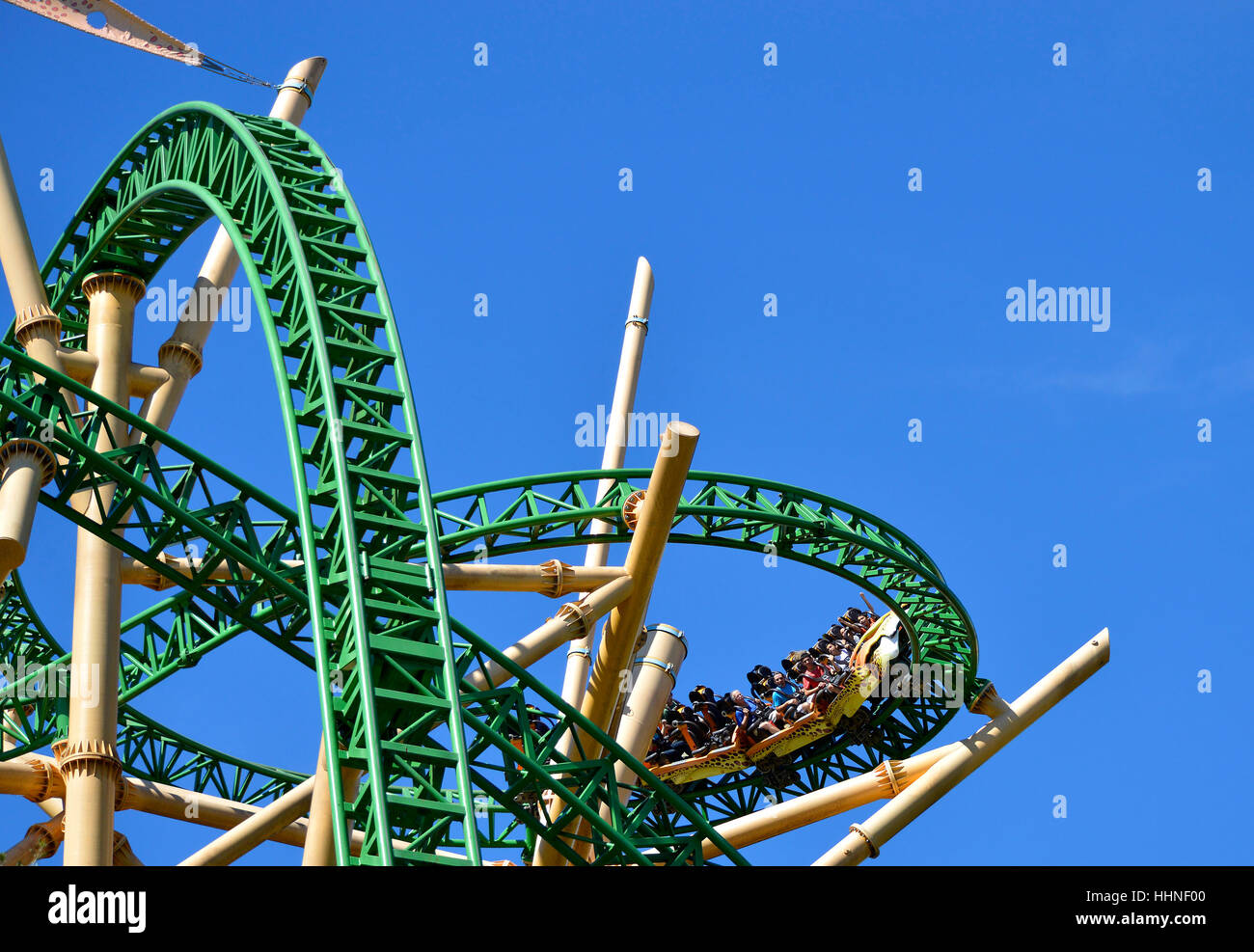 Les touristes sur Cheetah Hunt roller coaster à Busch Gardens Tampa Banque D'Images