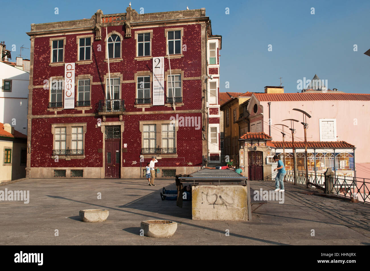 Portugal : les détails des rues et ruelles de Porto avec vue de palais de la vieille ville sur la place Largo de São Domingos Banque D'Images