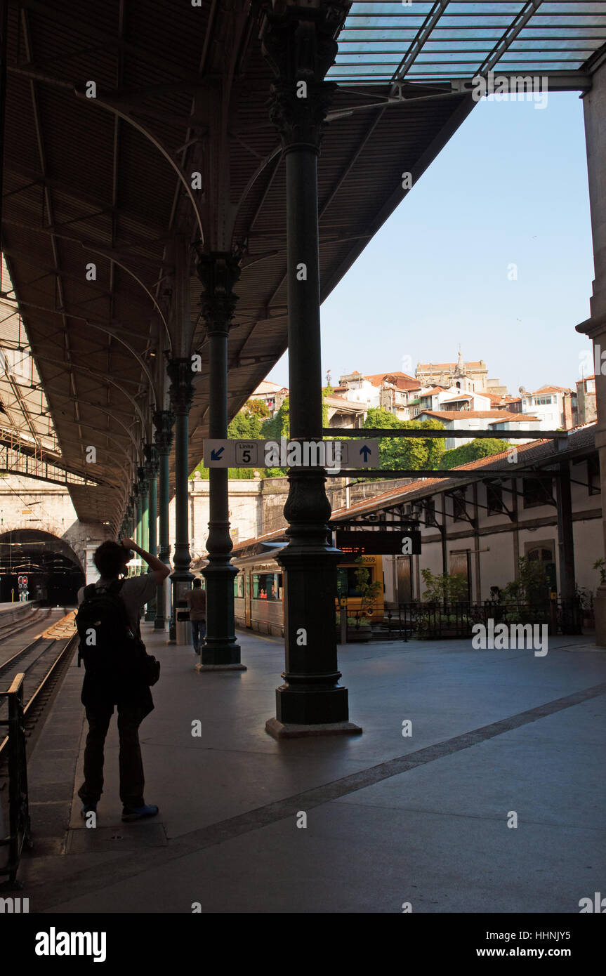 Porto : vue de la gare Sao Bento historique, inauguré en 1916 à l'Almeida Garret Square Banque D'Images