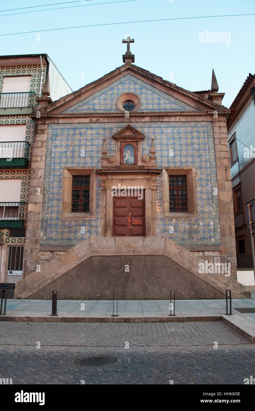 Vila Nova de Gaia : vue de la chapelle de Notre-Dame de Miséricorde, une église catholique sur la ville de Porto et le Douro Banque D'Images