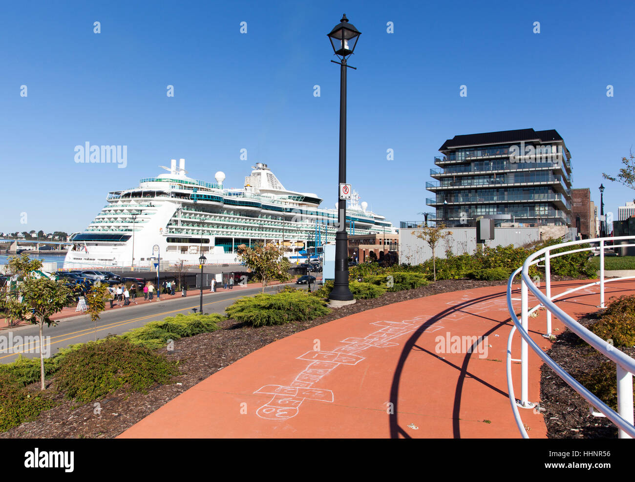 Le bateau de croisière amarré dans la ville de Saint John, le célèbre port d'escale au Nouveau-Brunswick (Canada). Banque D'Images