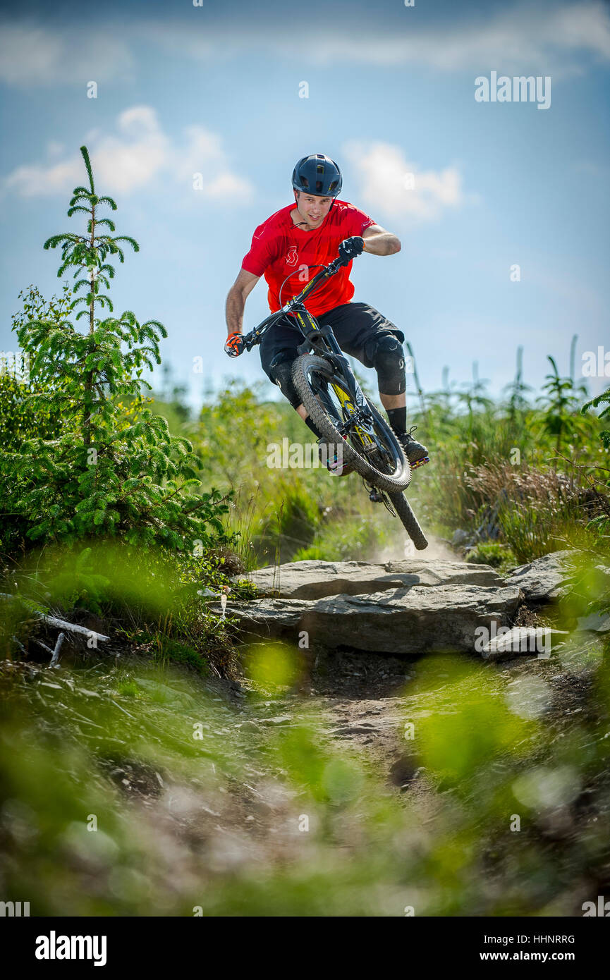 Un vélo de montagne monte un sentier rocheux au Bikepark de galles près de la ville de Merthyr Tydfil au Pays de Galles. Banque D'Images