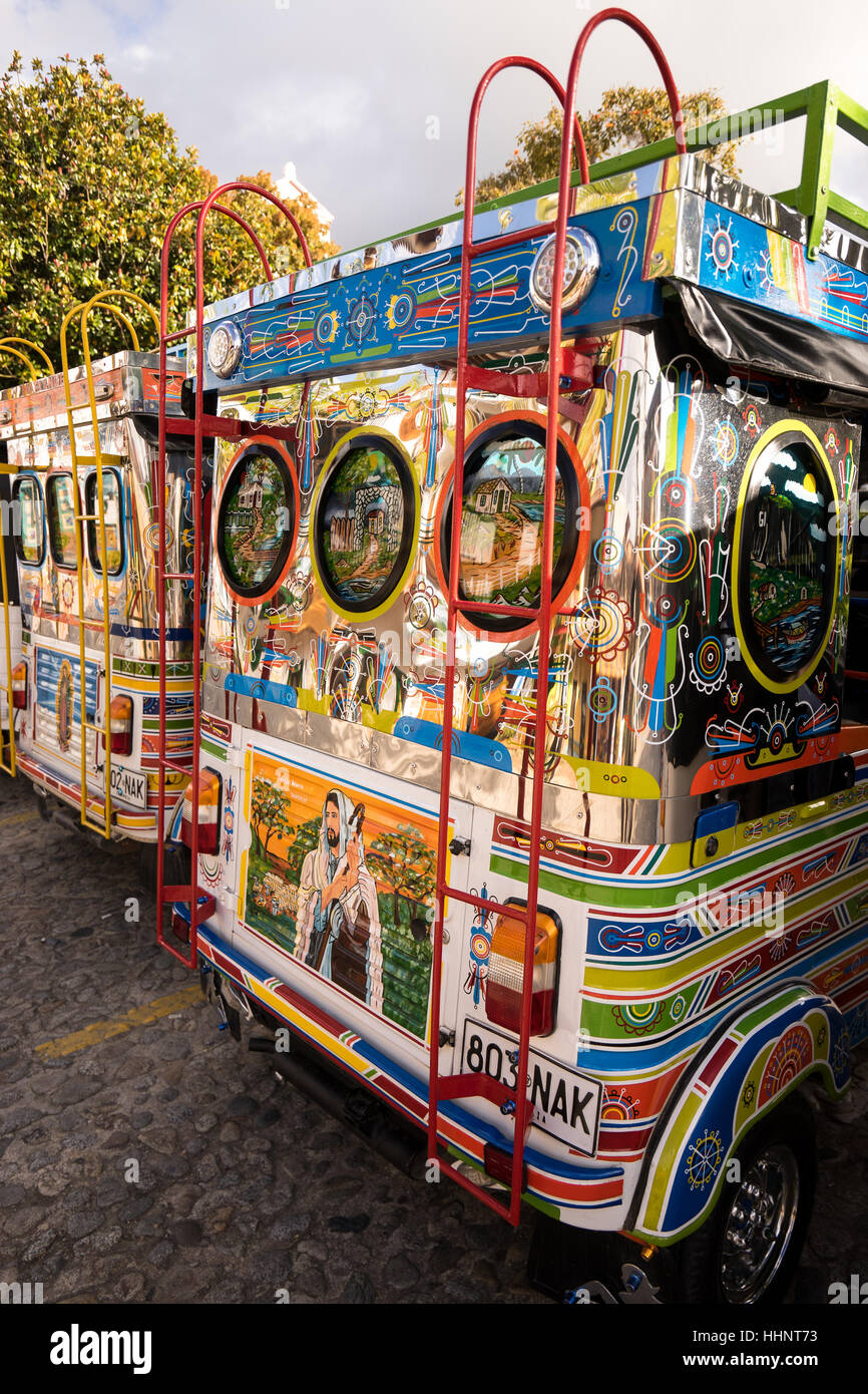 Le 3 novembre 2016, la Colombie Guatape : trois roues taxis mini sont largement décorés, souvent avec thème religieux Banque D'Images