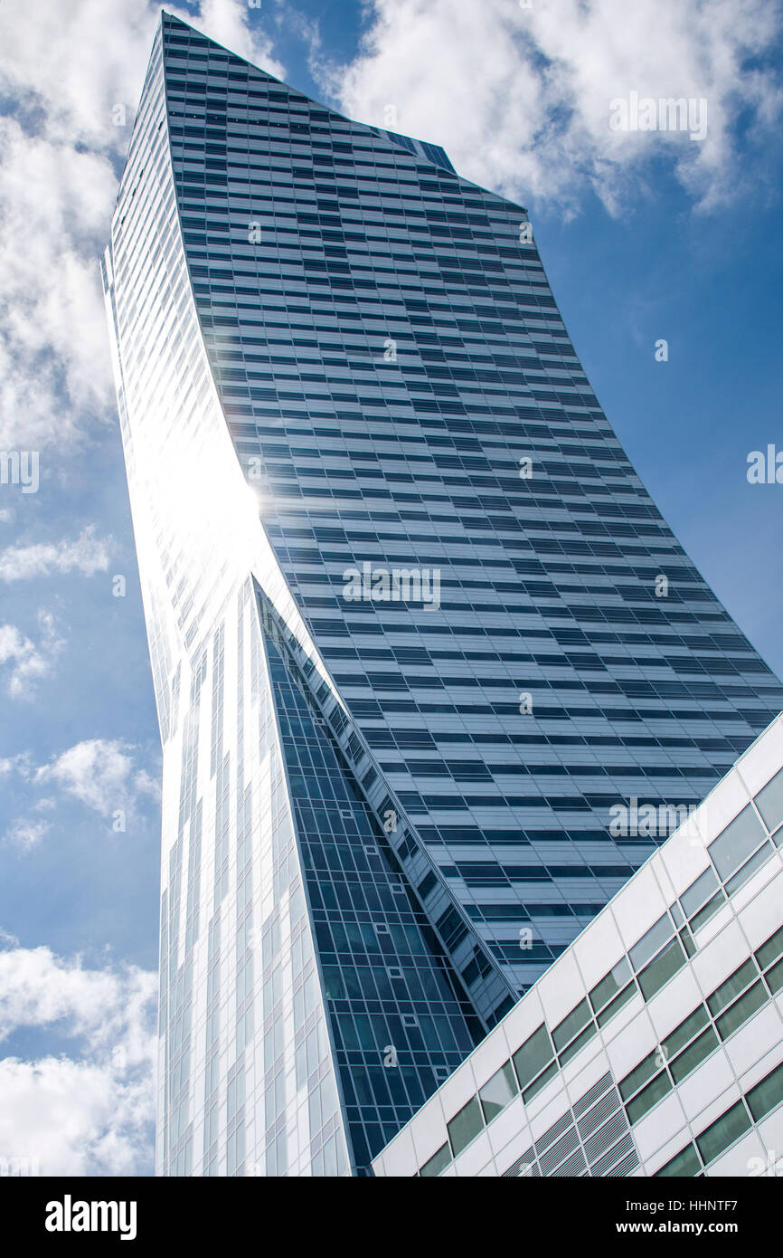 Bleu ciel gratte-ciel skyline de Varsovie le golden 44 zlota Banque D'Images