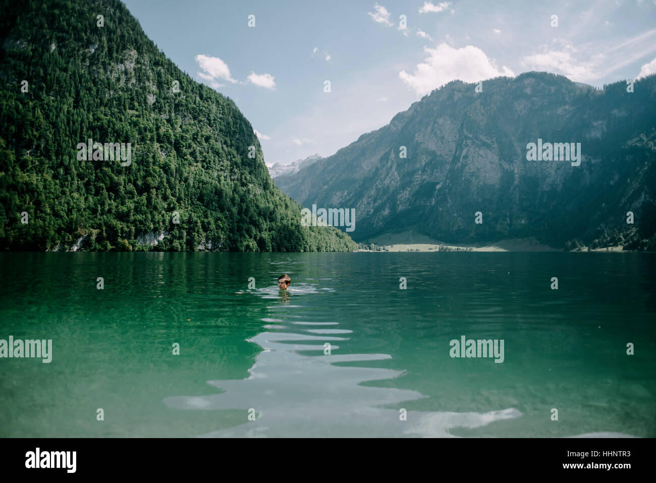 Caucasian man swimming in Mountain Lake Banque D'Images