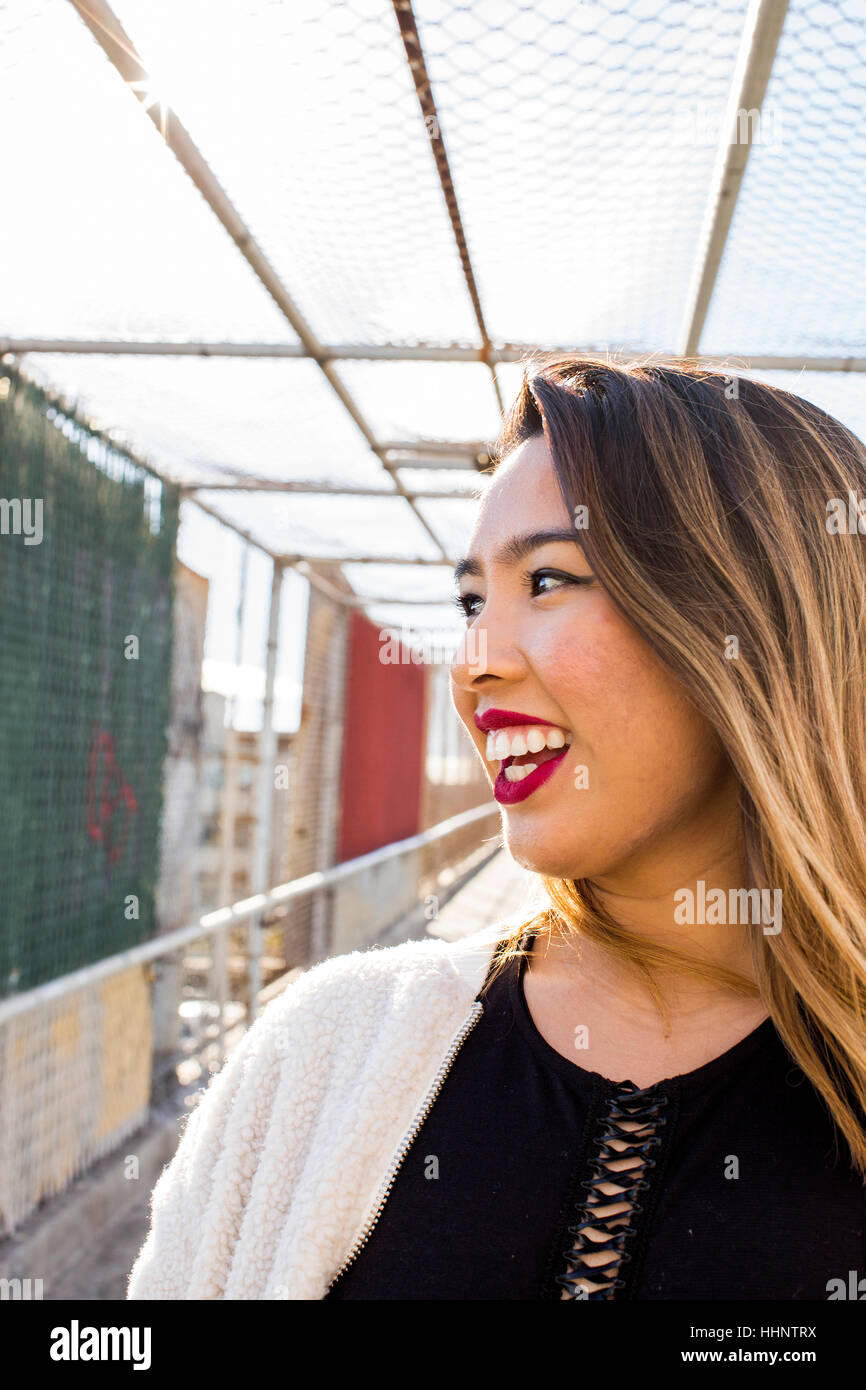 Smiling Asian Woman sur passerelle Banque D'Images