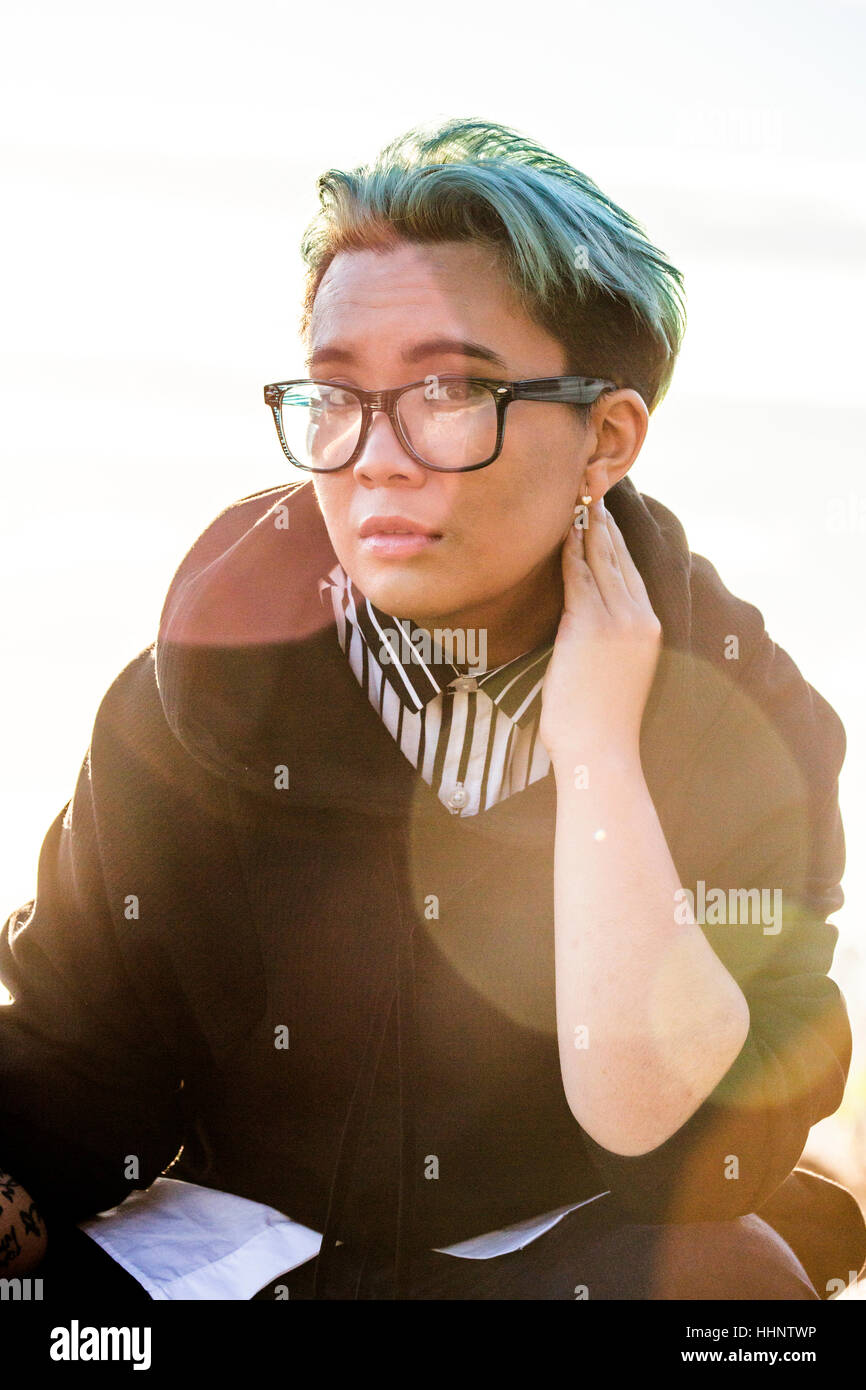 Portrait de femme asiatique androgyne grave Banque D'Images