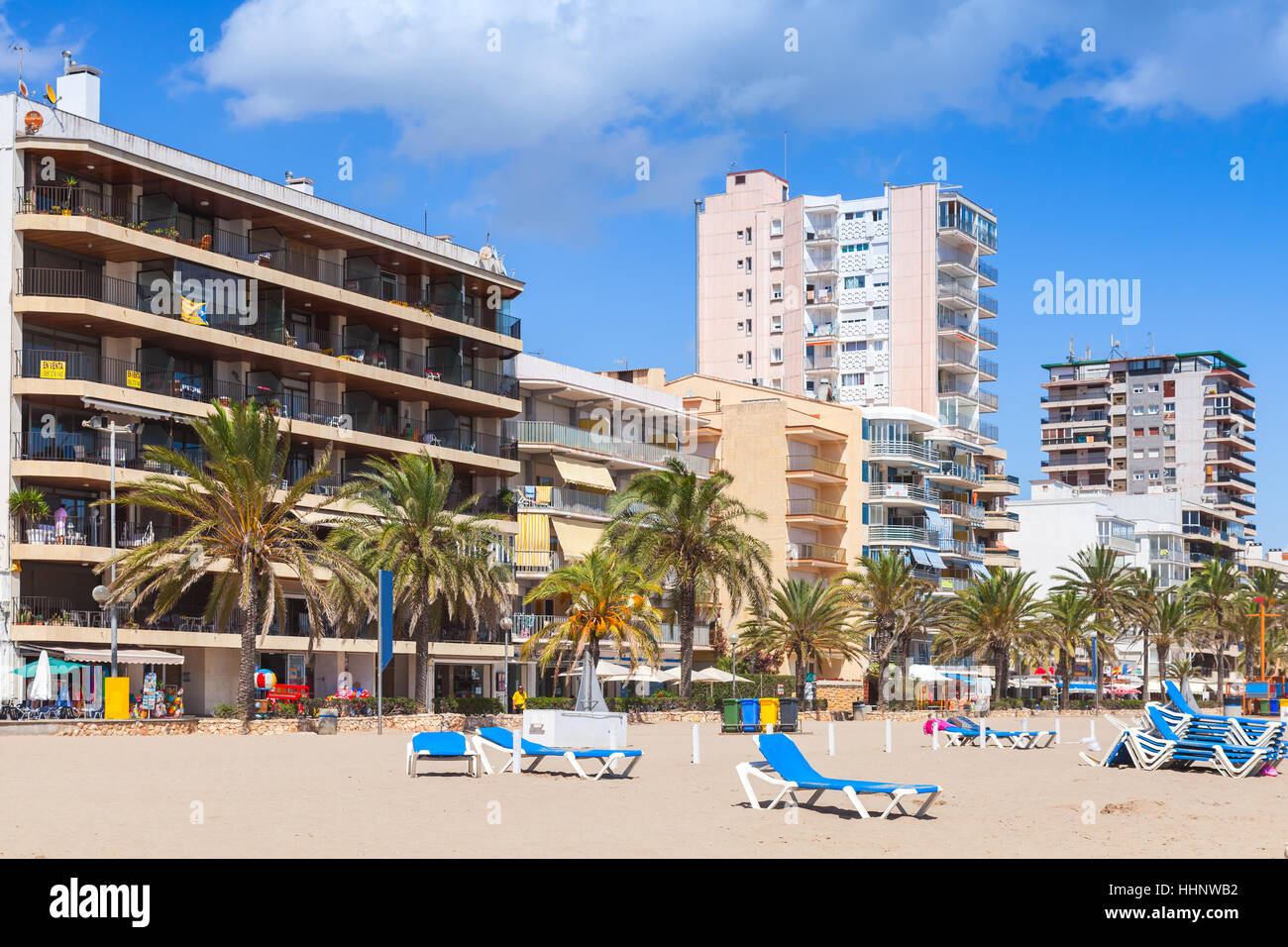 Plage Publique de Calafell resort town dans une journée ensoleillée. La région de Tarragone, Catalogne, Espagne Banque D'Images