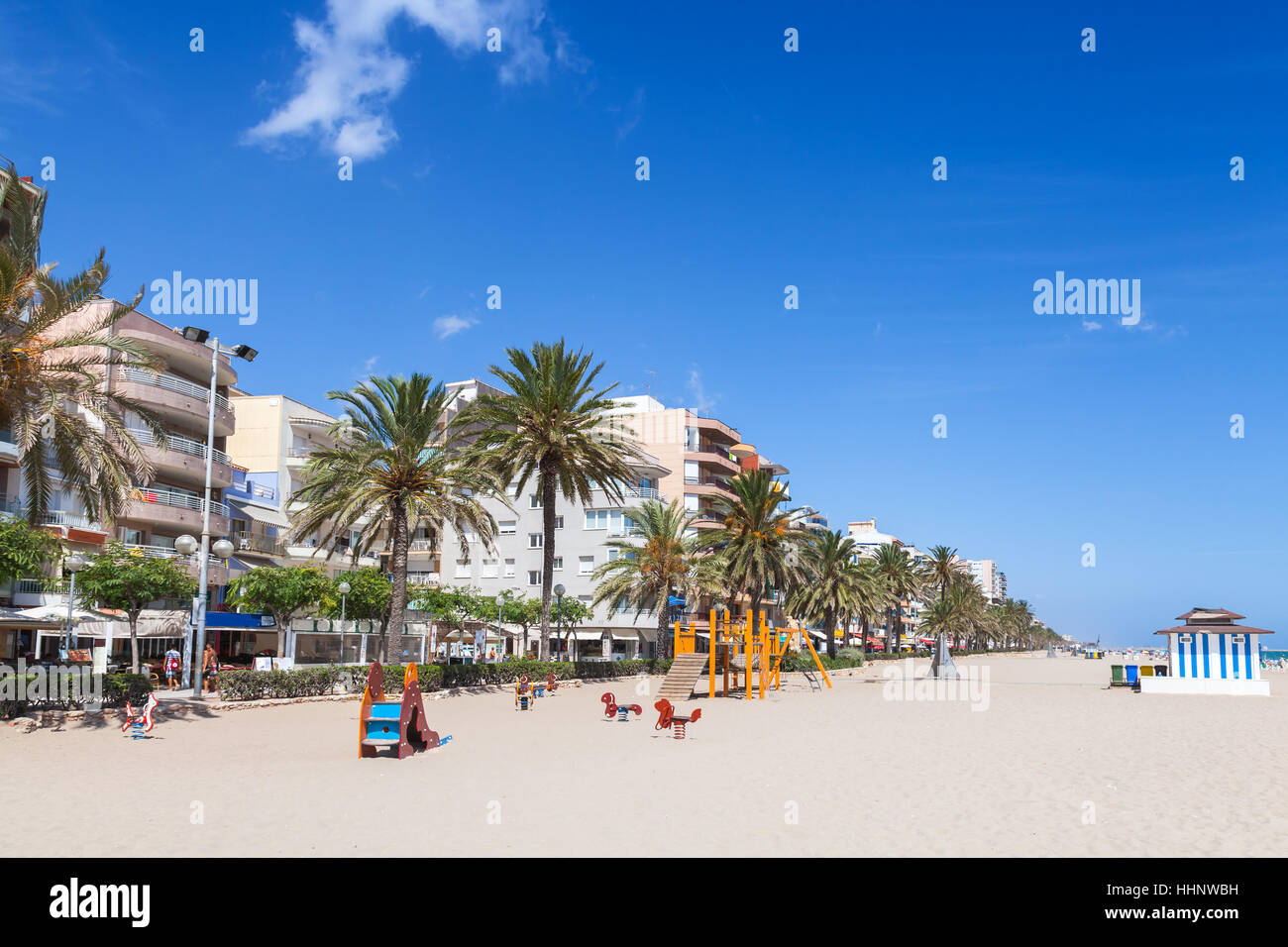 Vaste plage de sable publique de Calafell resort town dans une journée ensoleillée. La région de Tarragone, Catalogne, Espagne Banque D'Images
