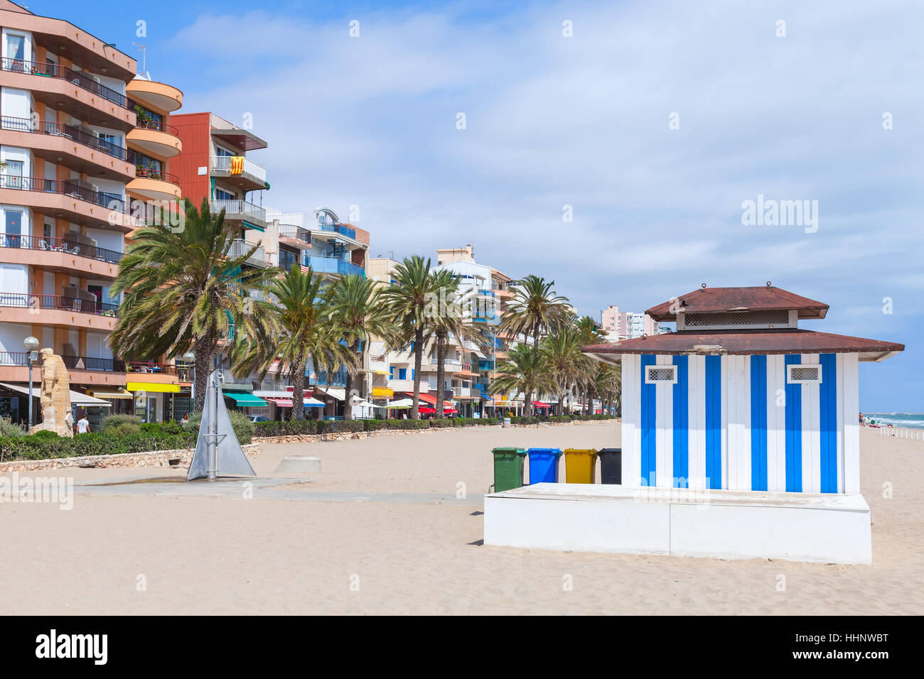 La rue côtière et vaste plage de sable publique de Calafell resort town en journée ensoleillée. La région de Tarragone, Catalogne, Espagne Banque D'Images