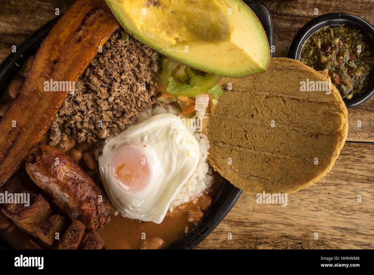 Gros plan du colombien typique de la nourriture de la Bandeja Paisa appelé zone de Medellin Banque D'Images