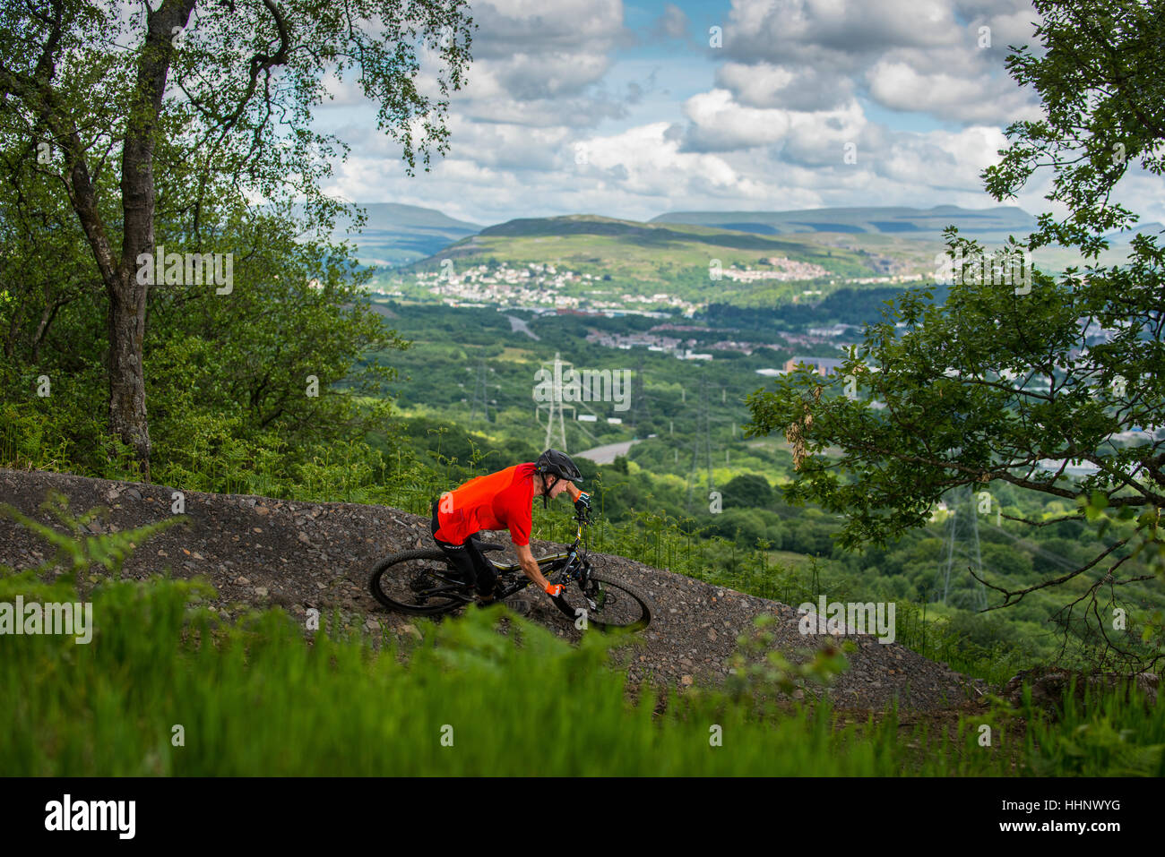 Un vélo de montagne monte un sentier au Bikepark de galles près de la ville de Merthyr Tydfil au Pays de Galles. Banque D'Images