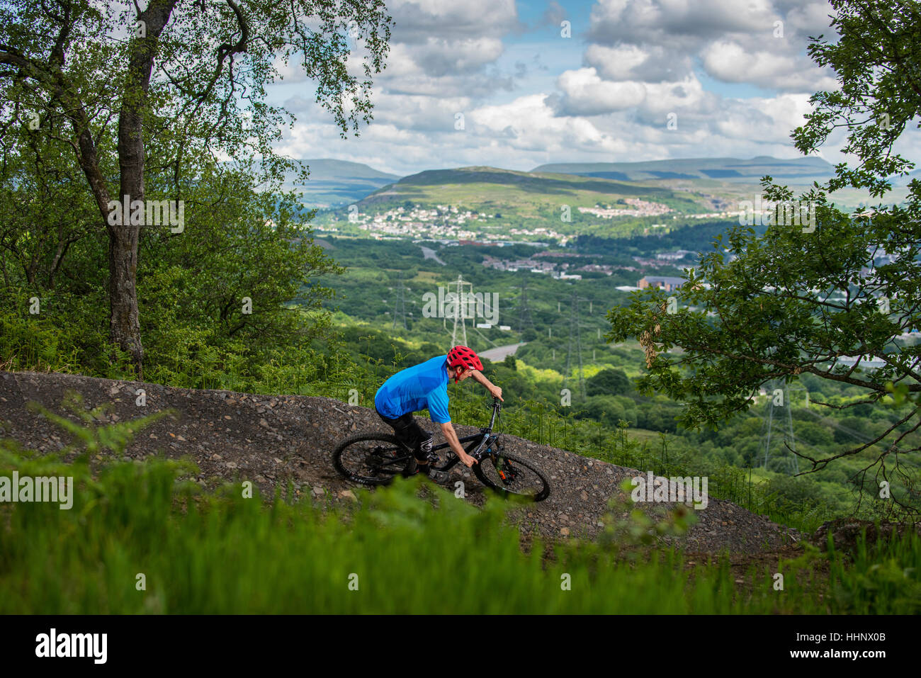 Un vélo de montagne monte un sentier au Bikepark de galles près de la ville de Merthyr Tydfil au Pays de Galles. Banque D'Images