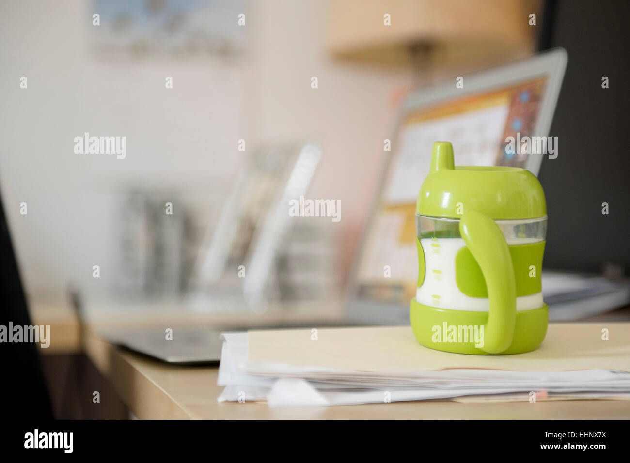 Gobelet sur fichier dossier près de coffre Banque D'Images