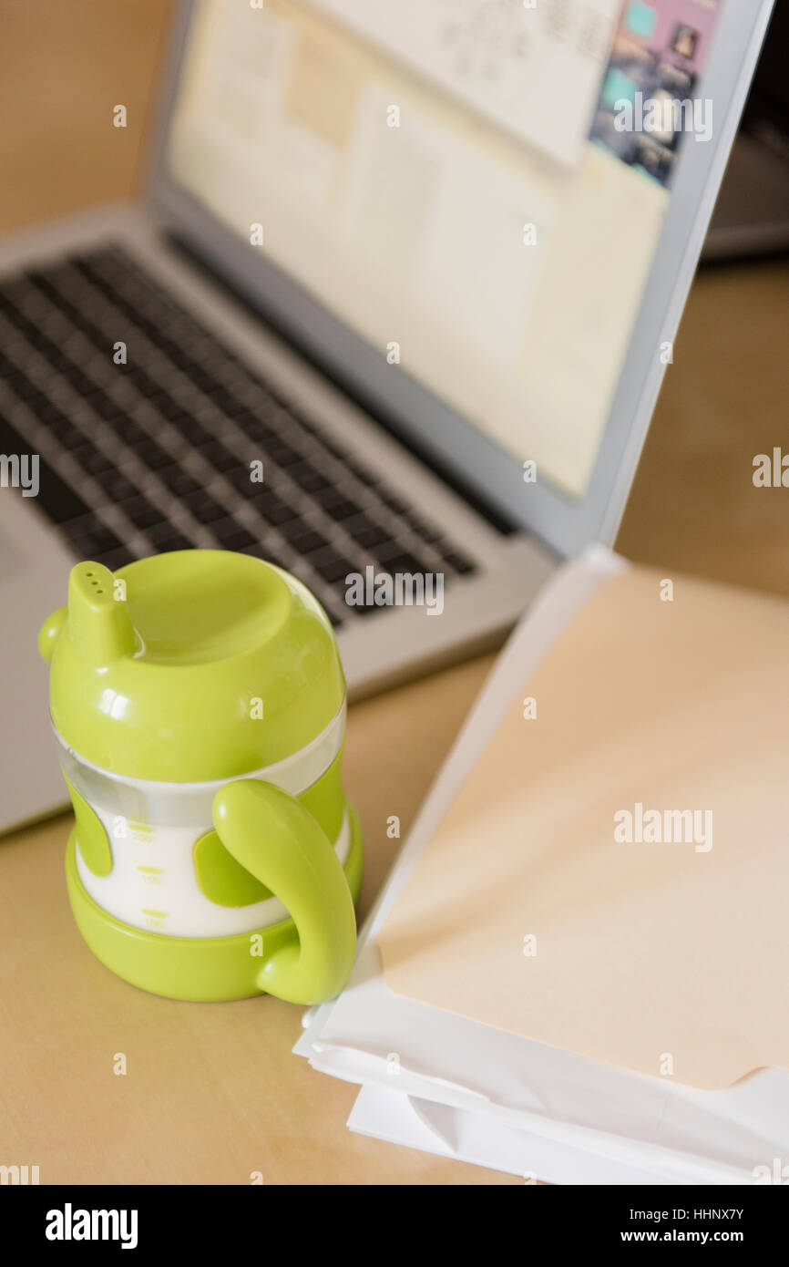 Gobelet près de l'ordinateur portable et de dossier Banque D'Images