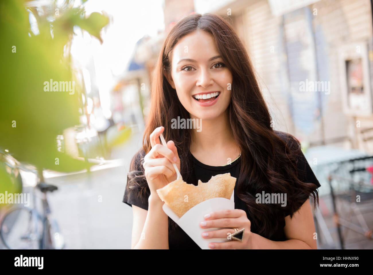 Femme thaïlandaise de manger des aliments en ville Banque D'Images