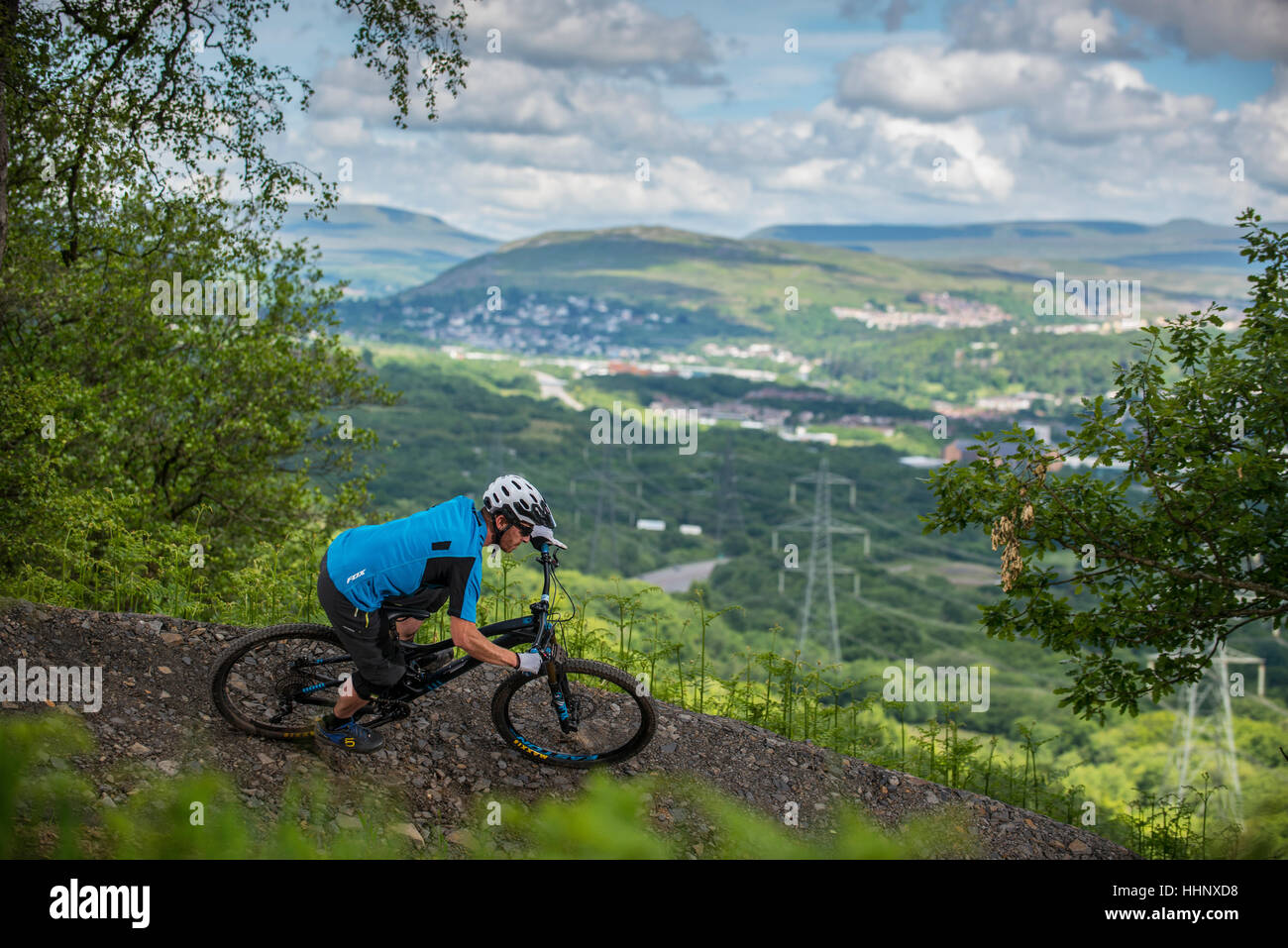 Un vélo de montagne monte un sentier au Bikepark de galles près de la ville de Merthyr Tydfil au Pays de Galles. Banque D'Images