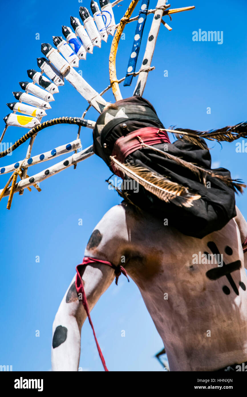 La danse de l'homme Apache regalia traditionnels Banque D'Images