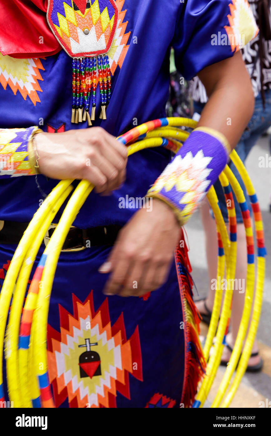 Danseuse de cérémonie holding Basketball Banque D'Images