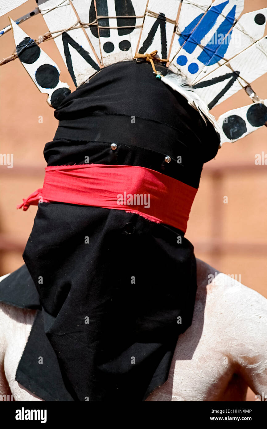 Homme portant un costume traditionnel Apache Banque D'Images