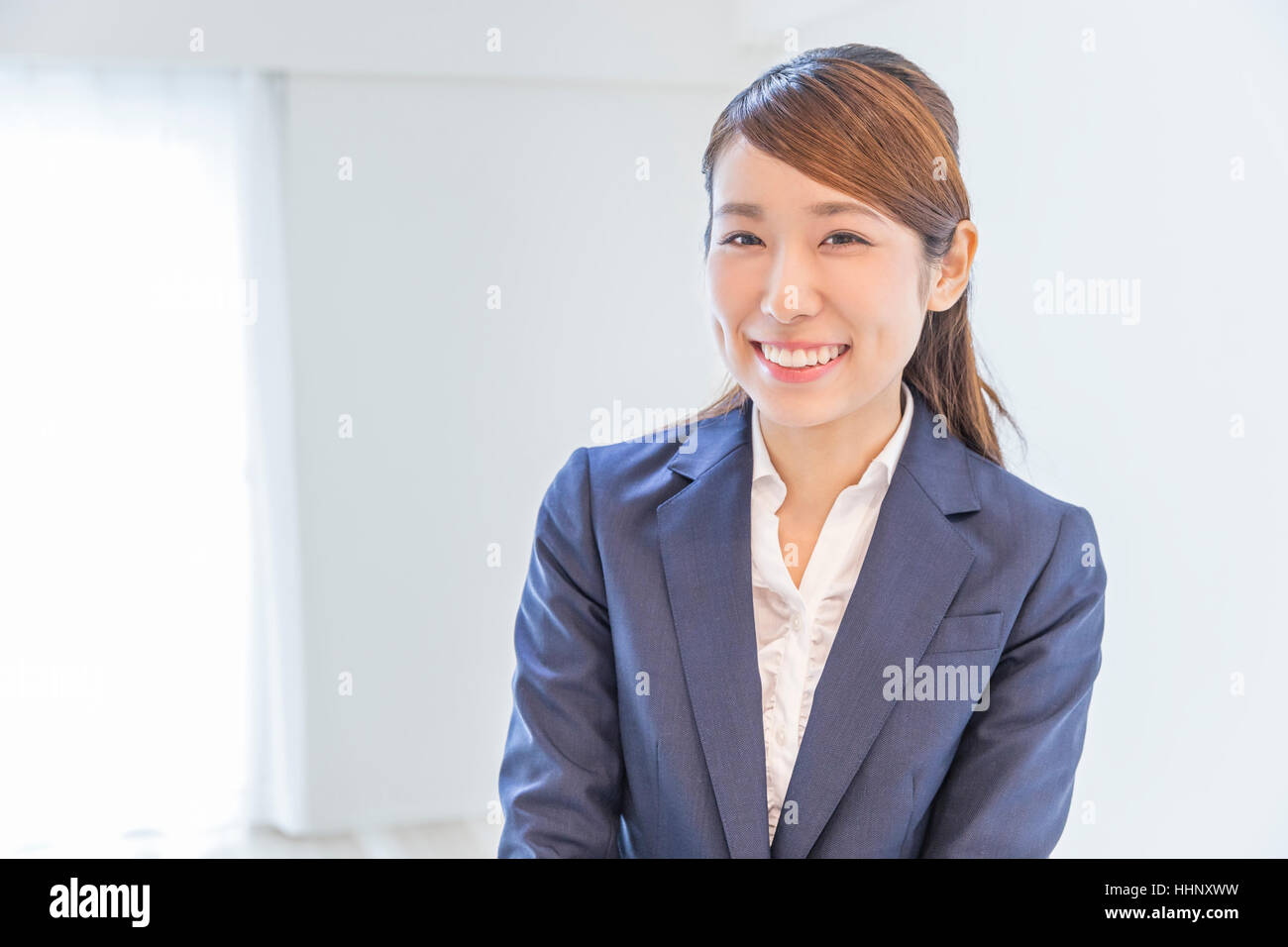 Woman Smiling à l'appareil photo Banque D'Images