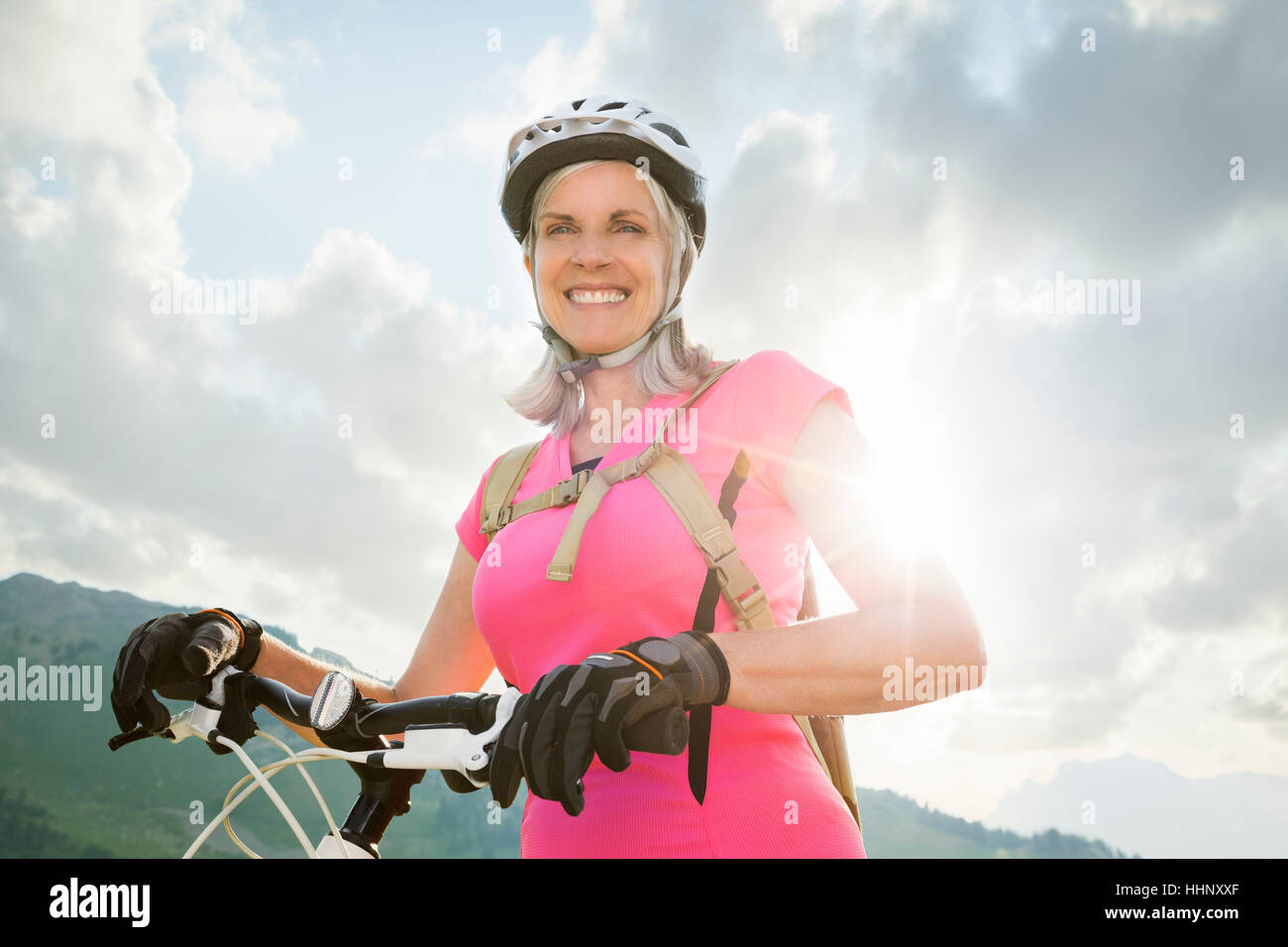 Caucasian woman standing with mountain bike Banque D'Images