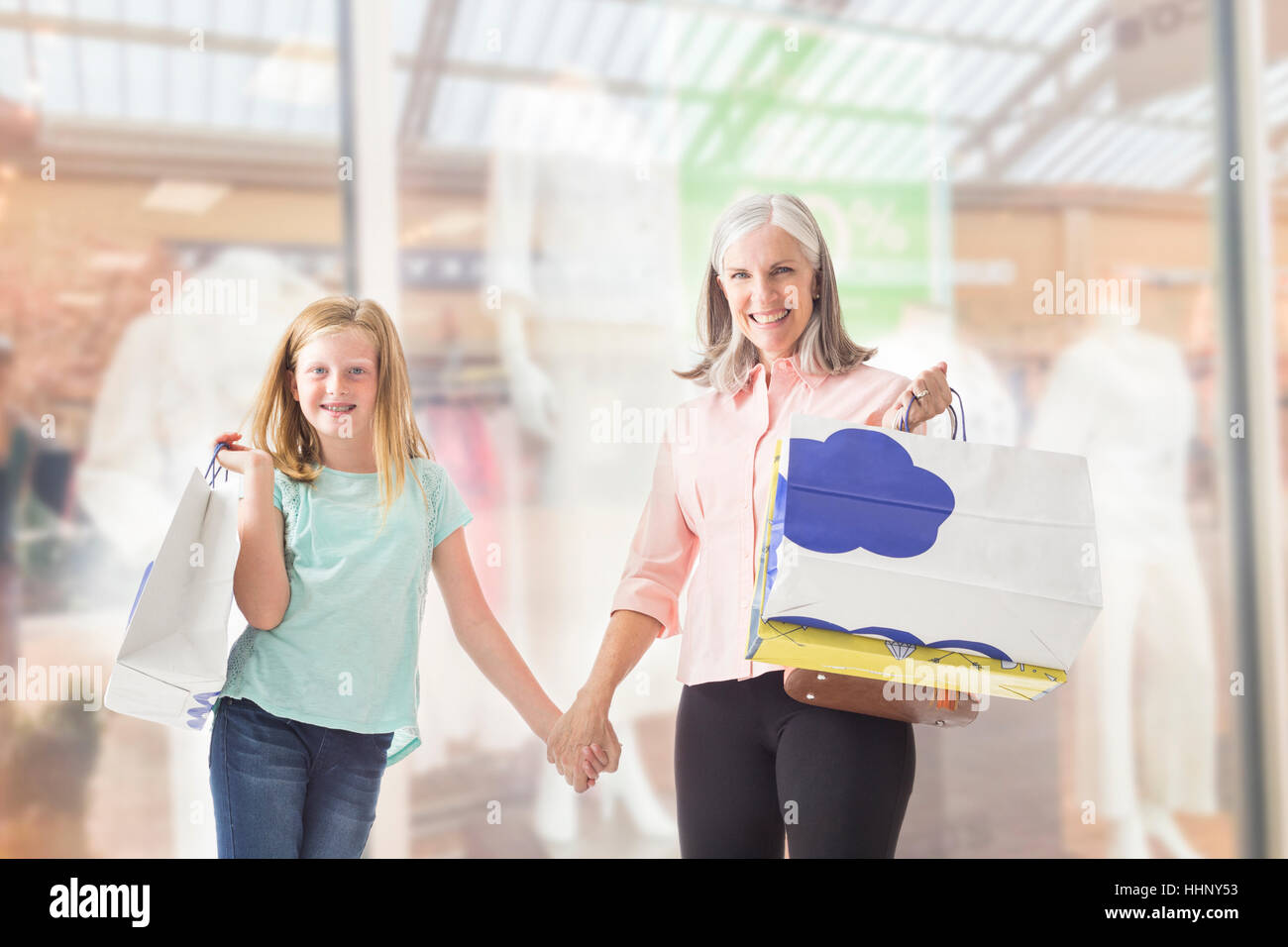 Portrait de grand-mère et petite-fille de race blanche holding shopping bags Banque D'Images