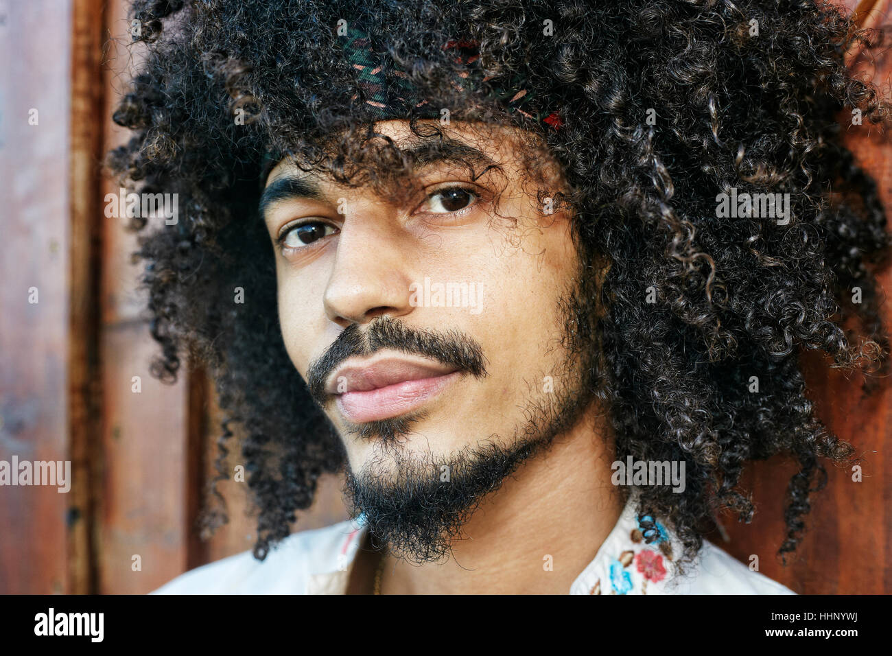 Cheveux afro serre tête homme Banque de photographies et d'images