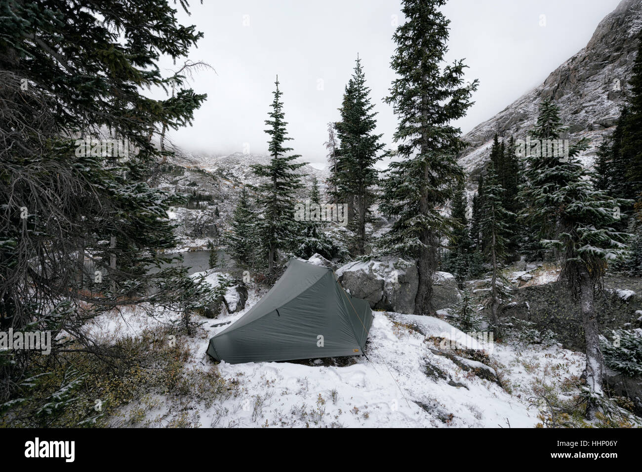 Tente de camping dans paysage de neige Banque D'Images