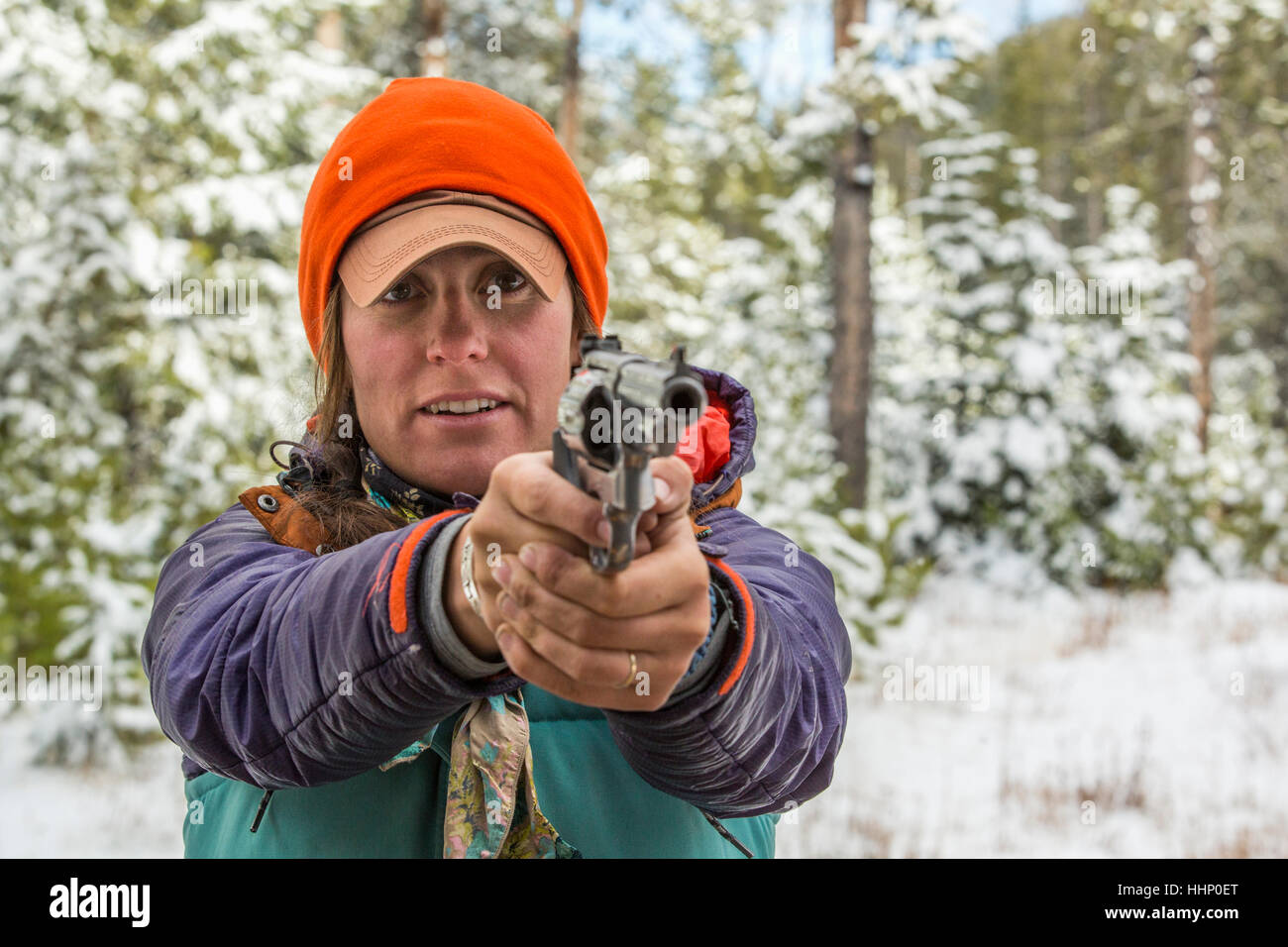 Caucasian woman visant handgun en hiver Banque D'Images
