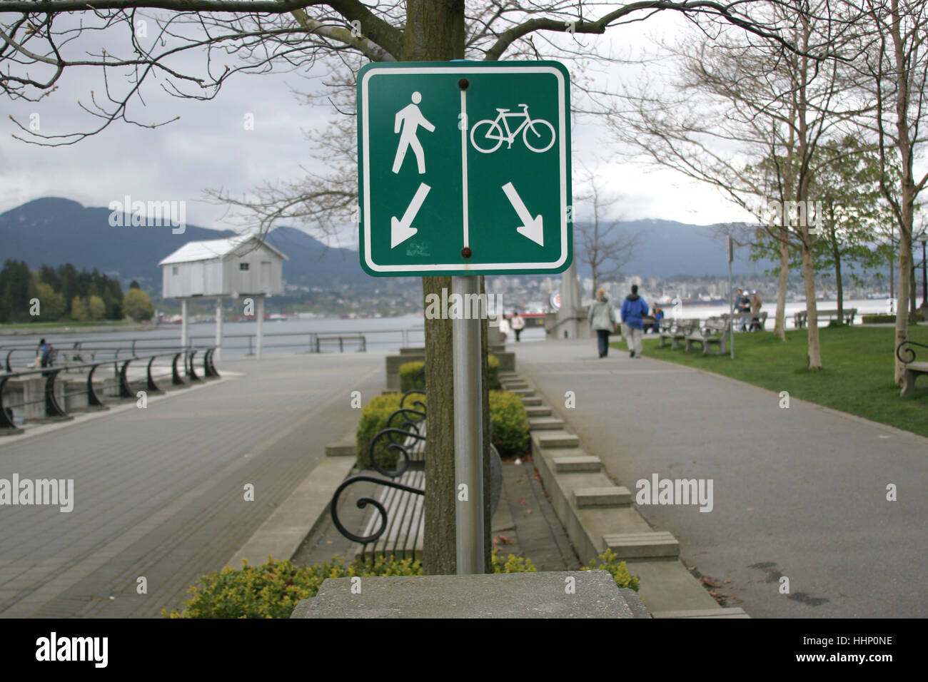 Signer pour les piétons et les pistes cyclables de Waterfront Banque D'Images
