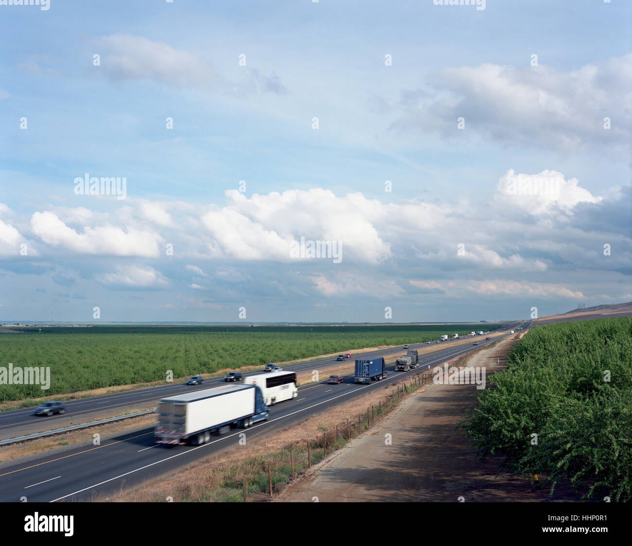Camions et voitures de la conduite sur autoroute Banque D'Images