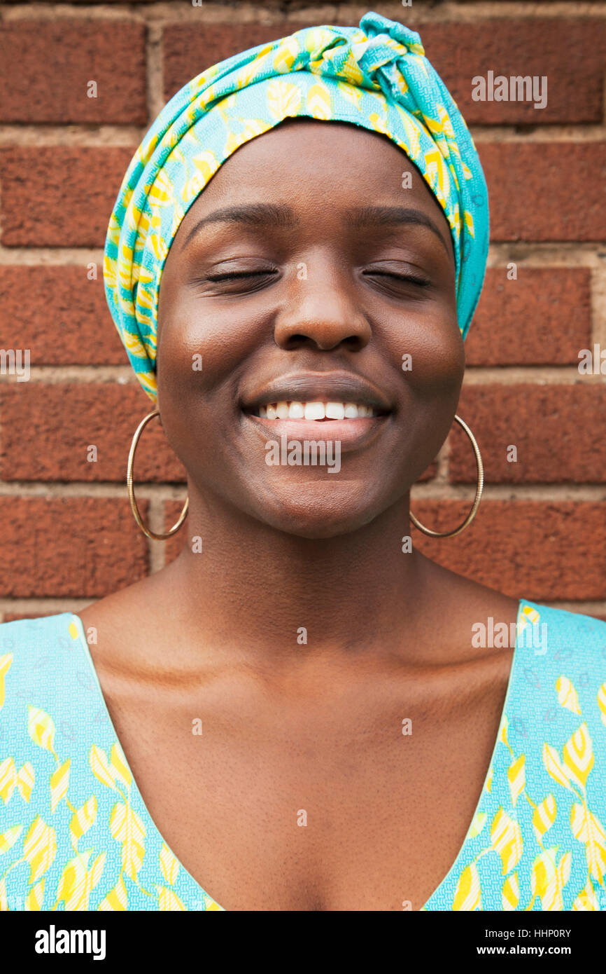 Portrait of smiling black woman with eyes closed Banque D'Images