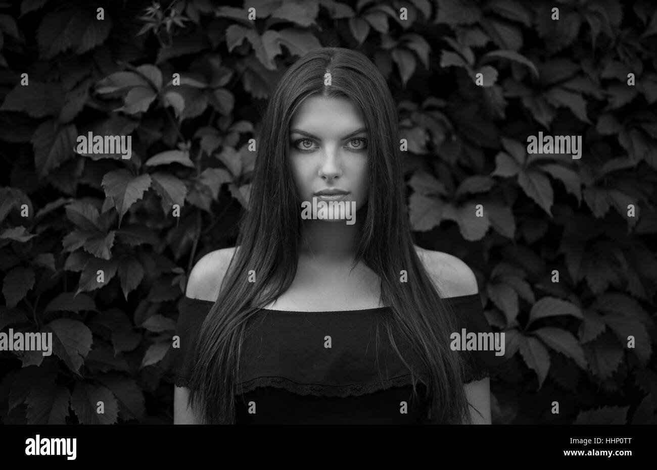 Caucasian woman près de feuillage Banque D'Images