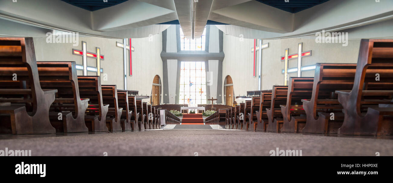 Dans l'allée vers l'autel de l'église Banque D'Images