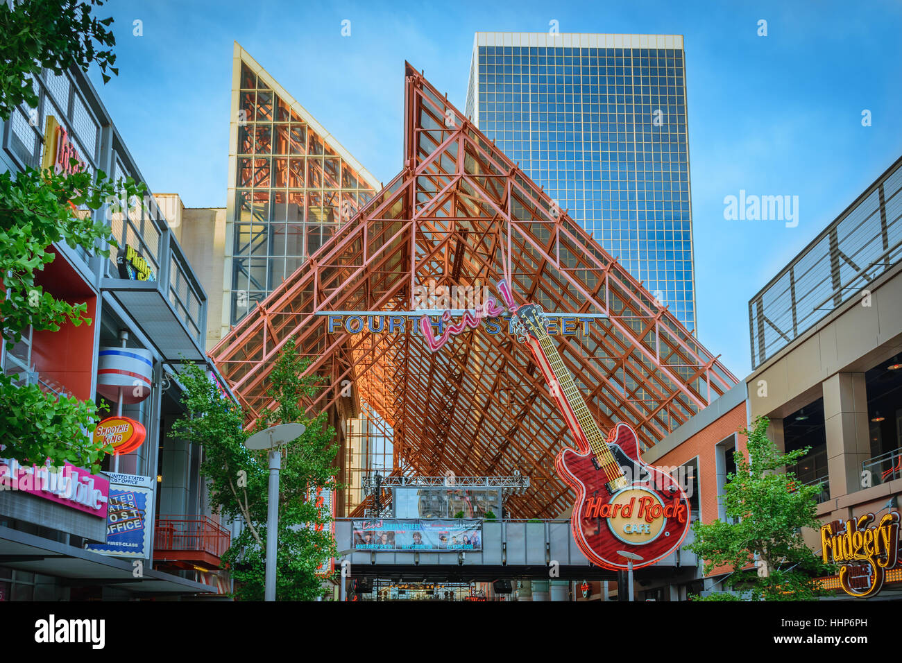 LOUISVILLE, Kentucky, USA - 10 juillet 2016 : Quatrième Street Live un complexe de divertissement et de vente au détail situé à Louisville Kentucky. Banque D'Images