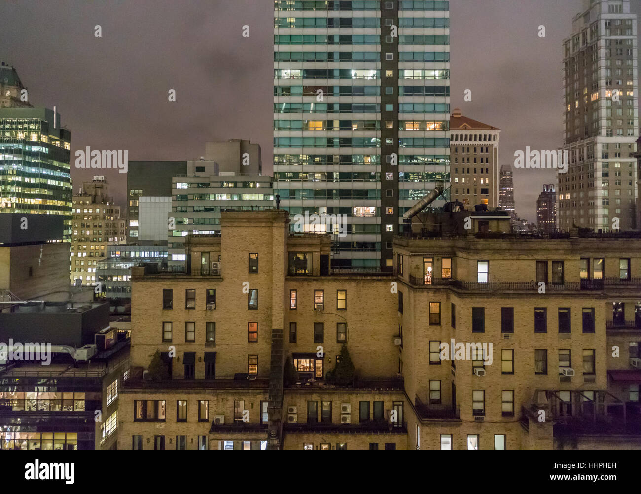 Détail de l'image NEW YORK skyline au centre ville de Manhattan qui comprend des bureaux et des immeubles dans la nuit Banque D'Images