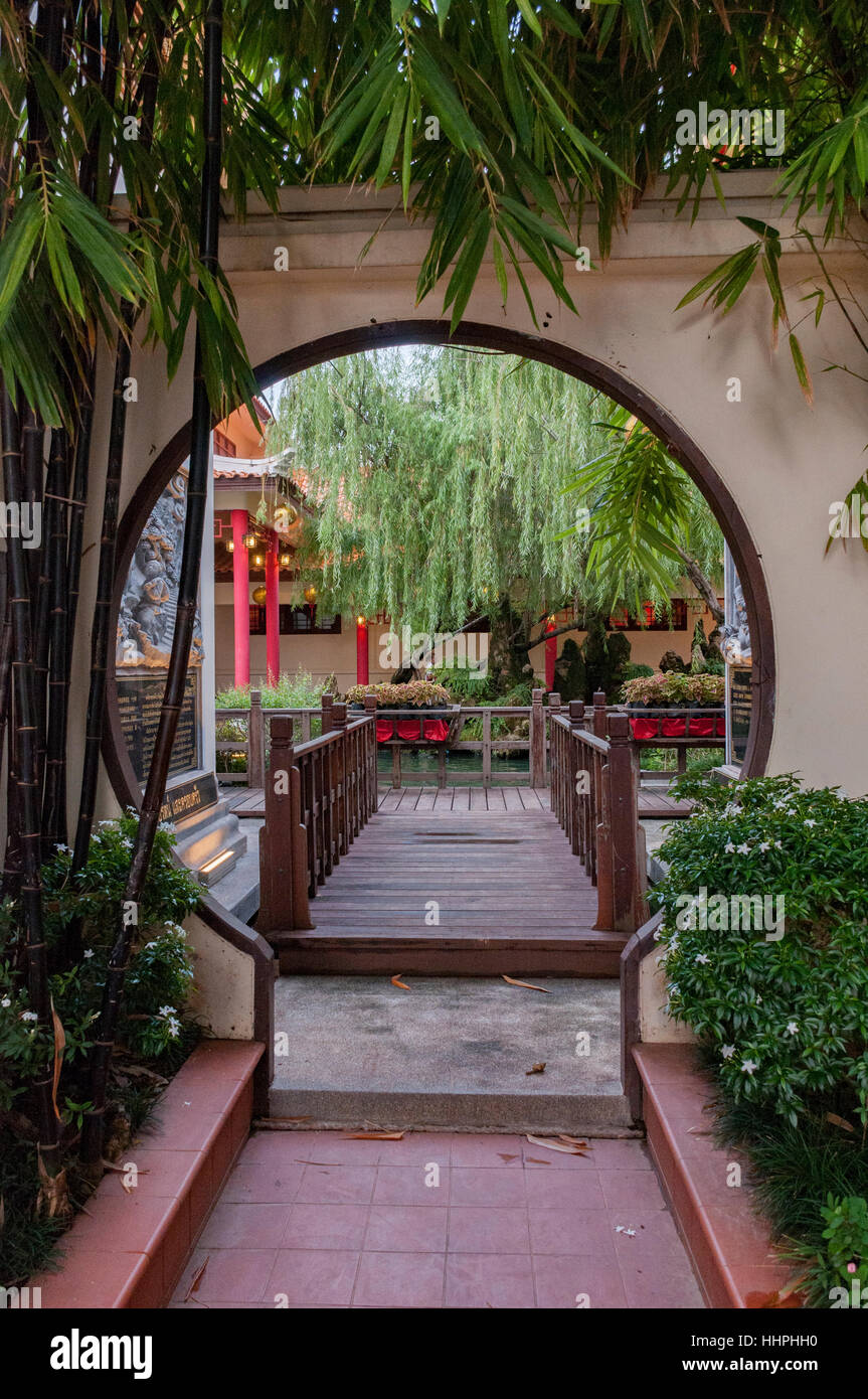 Une circulaire de style traditionnel chinois porte mène dans le Thai-Chinese Centre Culturel à Udon Thani, au nord-est de la Thaïlande. Banque D'Images