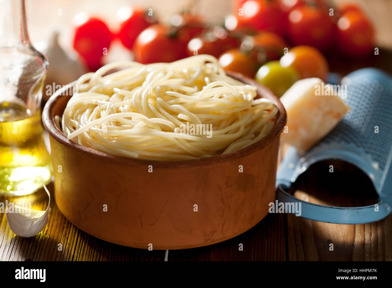 Spaghetti, l'huile d'olive, pâtes, tomate, parmesan, frais, gros plan, horizontal, Banque D'Images